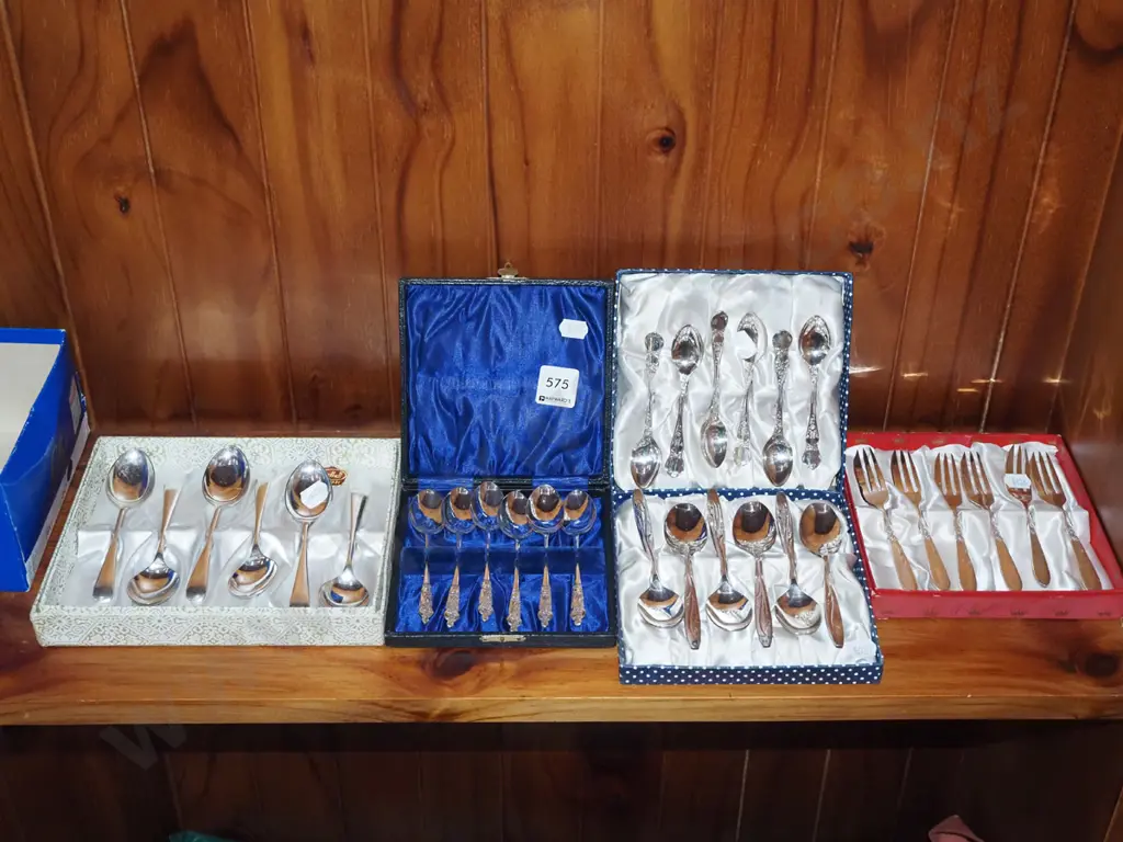 4x sets of cased cutlery Image 1++