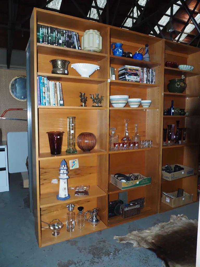 solid rimu adjustable bookcase H-2050 W-1400 D-235 Image 1++