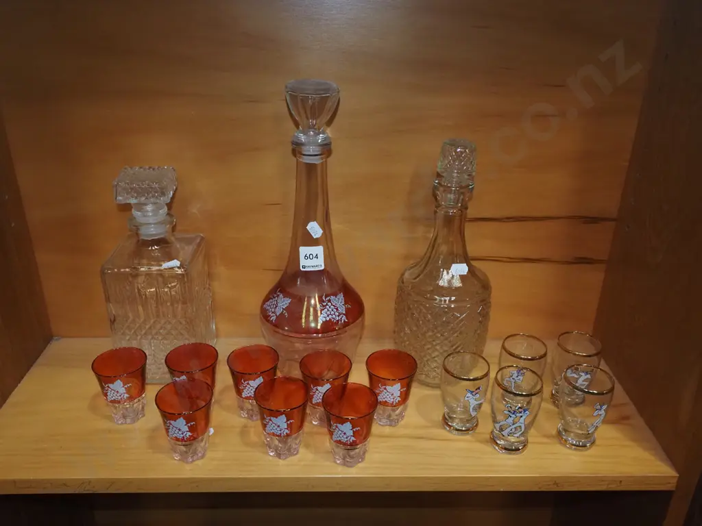 3x stoppered decanters, smal glass tumblers Image 1++