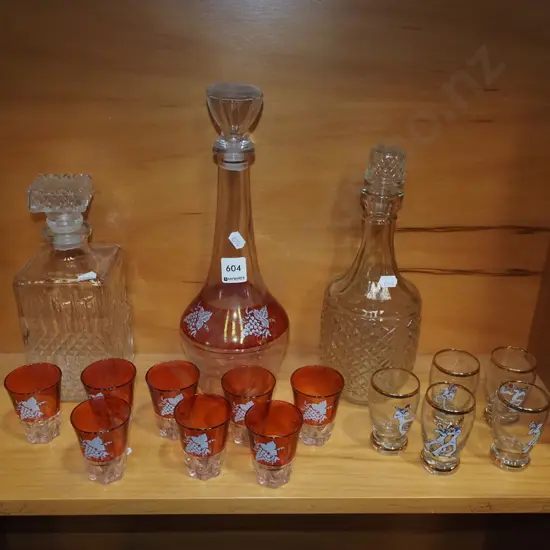 3x stoppered decanters, smal glass tumblers