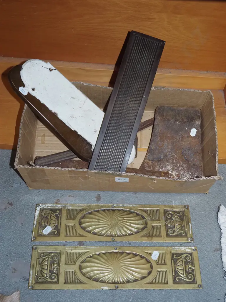 box; drawer plates, axe heads, rusty scissors etc Image 1++