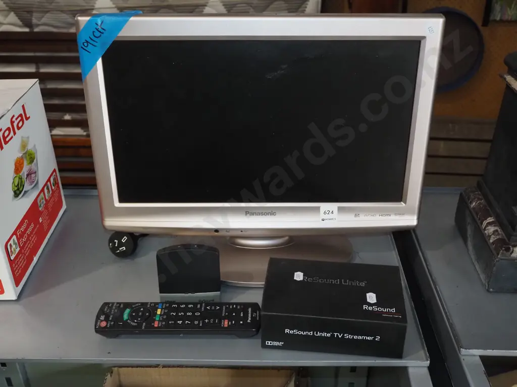 Panasonic Viera 19" TV with resend unite TV streamer Image 1++