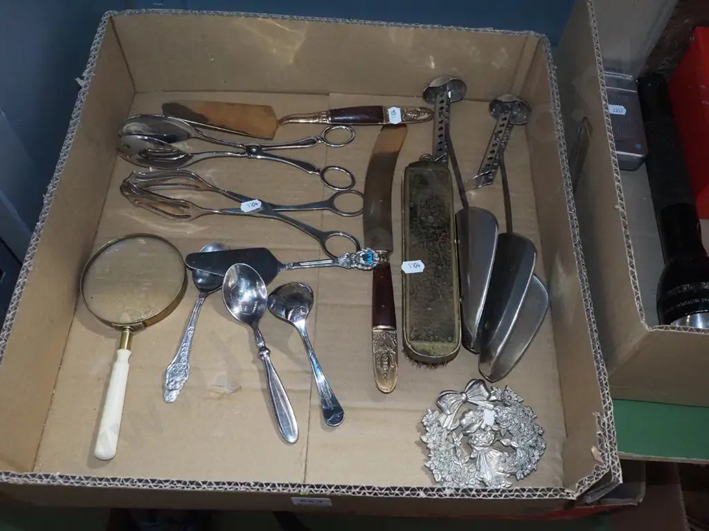 box; clothes brush, shoe forms, tongs etc Image 1++