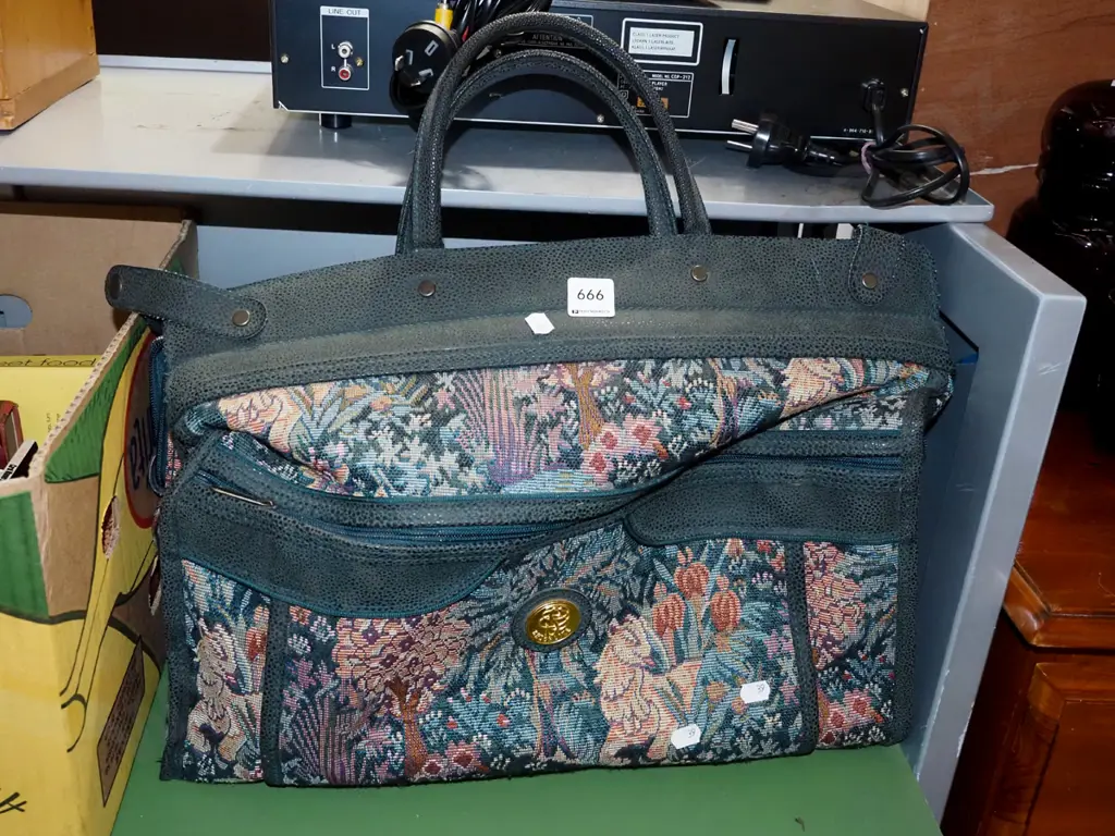 woven fabric holdall Image 1++