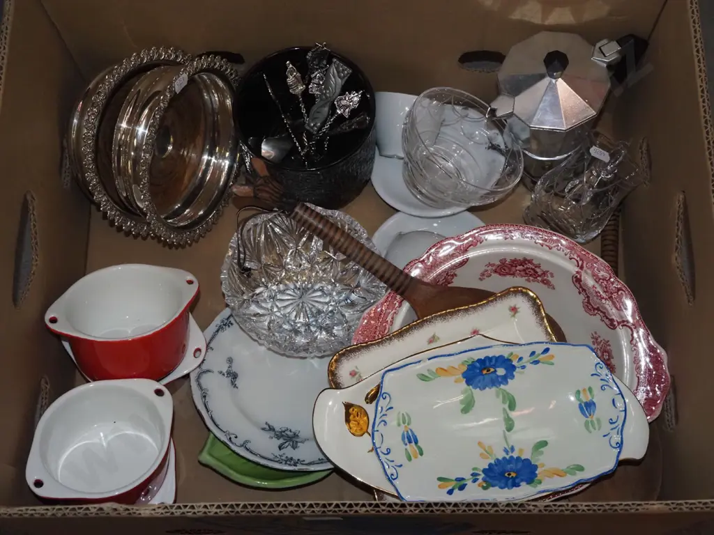 box; wine coasters, stove top espresso maker, plates etc Image 1++