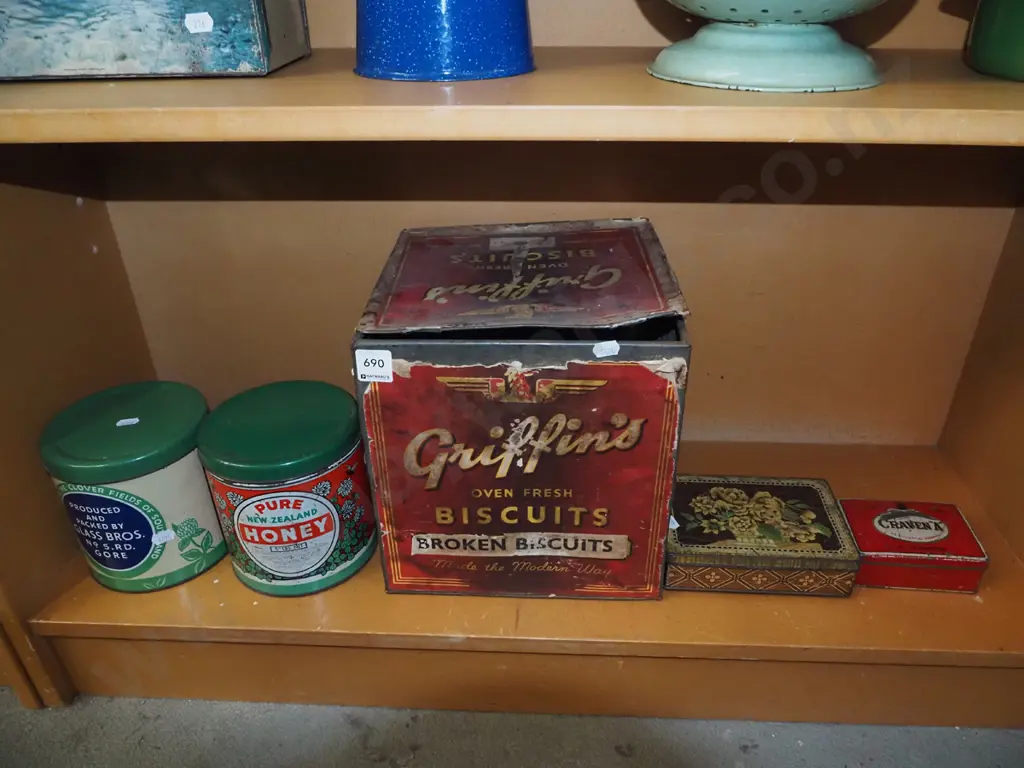 vintage tins Image 1++