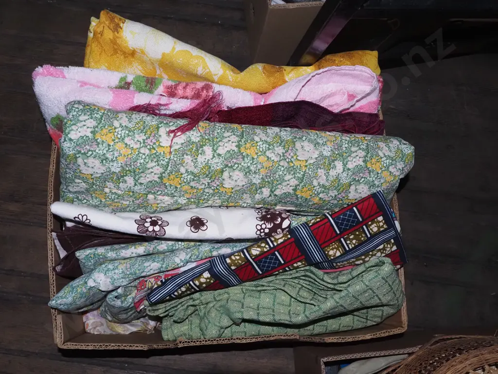 box; towels, tablecloths etc Image 1++