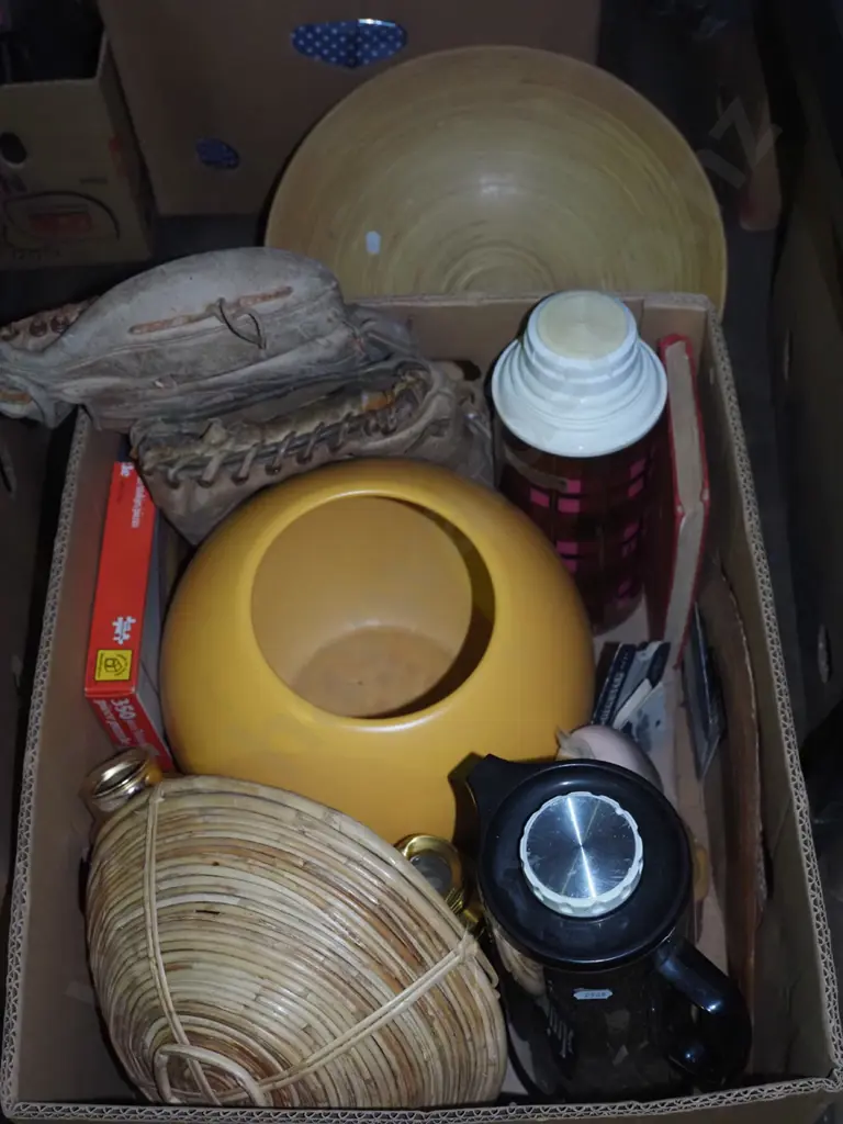 box; baseball mits, large glass vase, lacquer bowl, thermos etc Image 1++