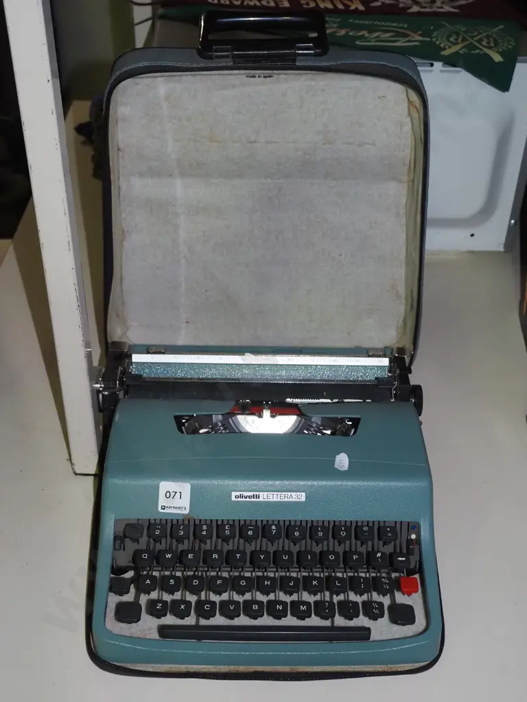 Olivetti Lettera typewriter Image 1++