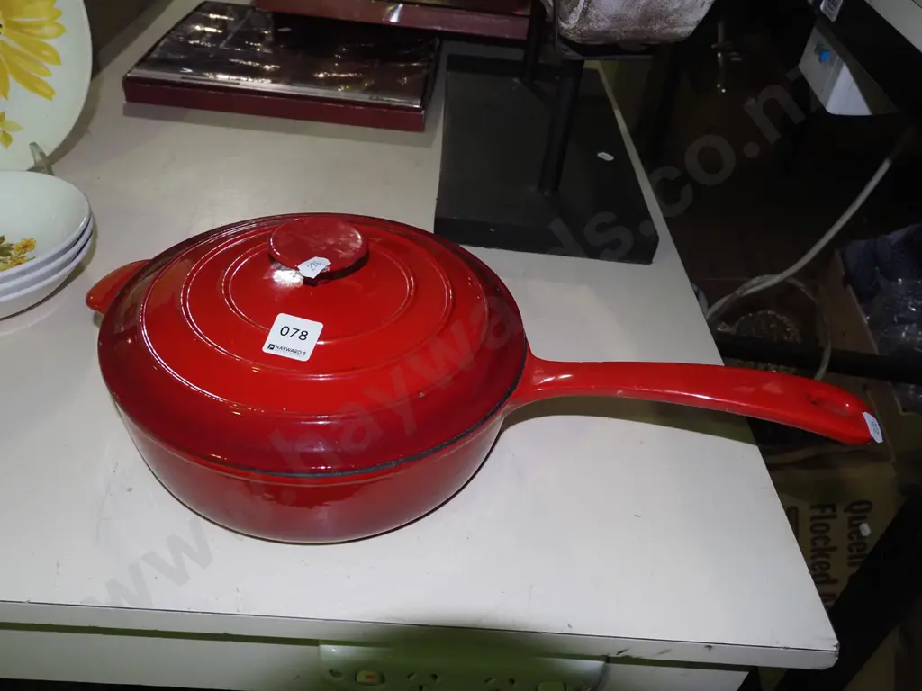 cast iron and enamel frying pan with lid Image 1++