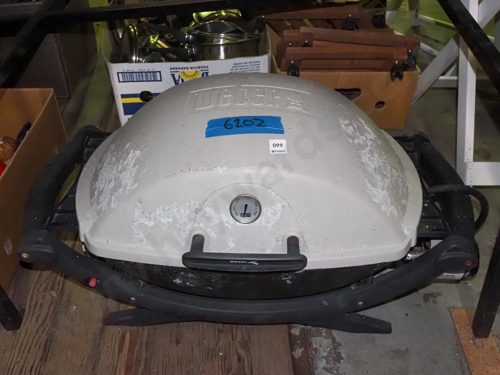 Weber bbq - corrosion to top, needs a clean Image 1++