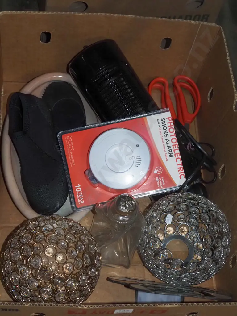box; light shades, small DeLonghi heater, smoke alarm etc Image 1++