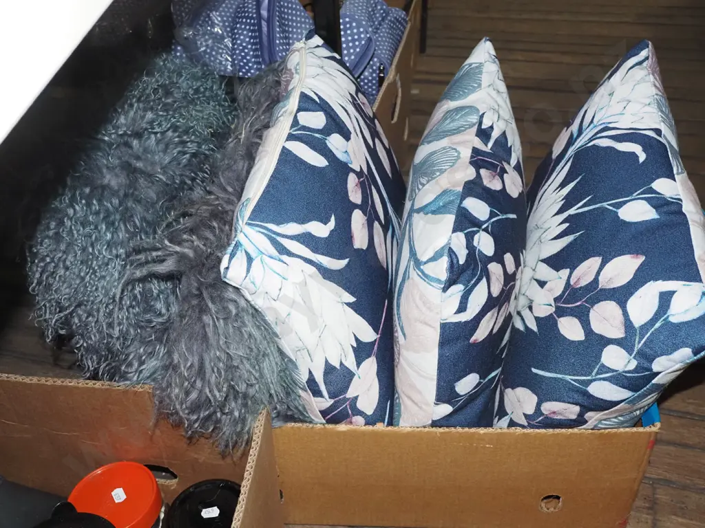 box of cushions Image 1++