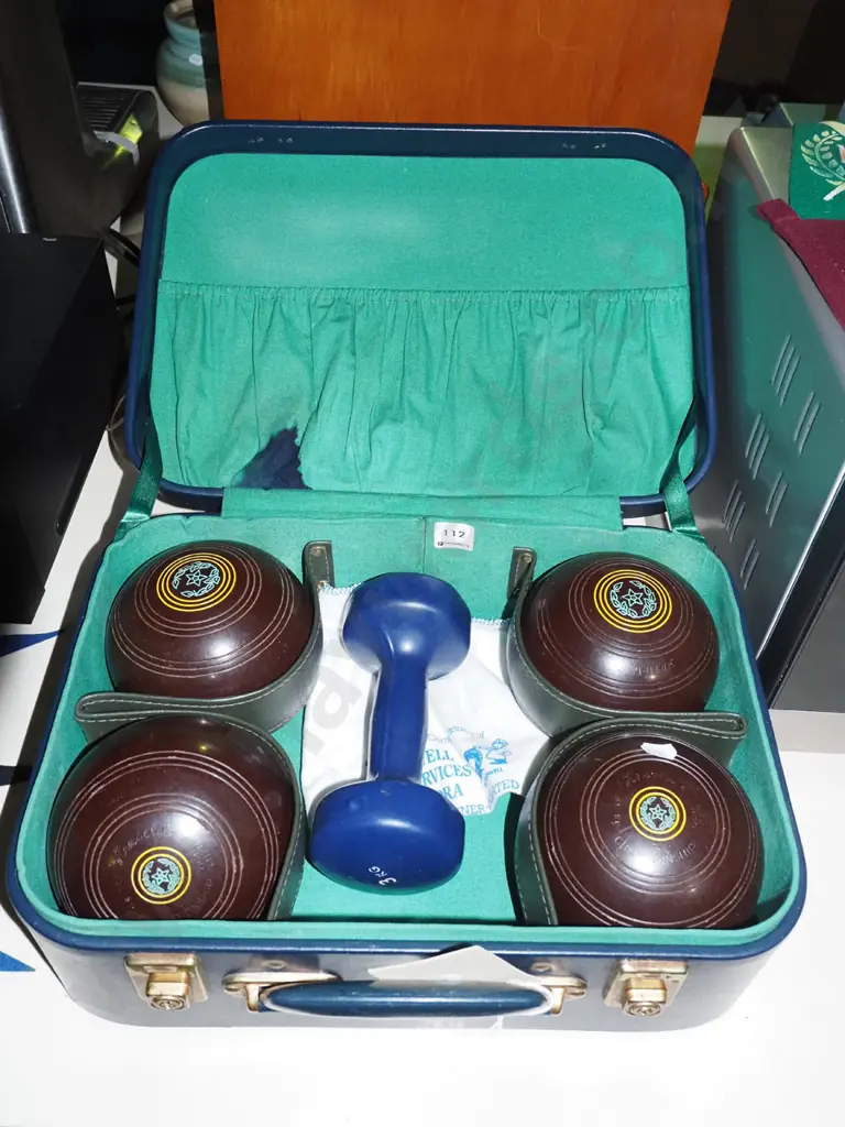 vinyl cased Henselite lawn bowls, hand weight Image 1++