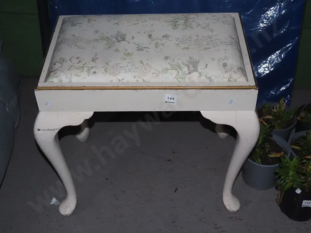 painted cab leg stool Image 1++