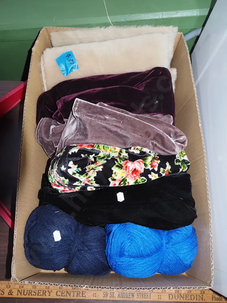 box; knitting yarn, fabric pieces Image 1++