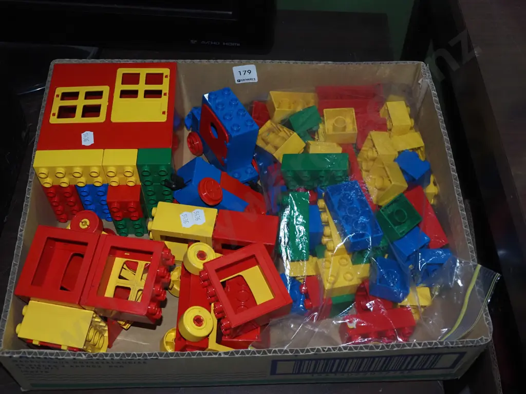 box; Duplo building blocks Image 1++