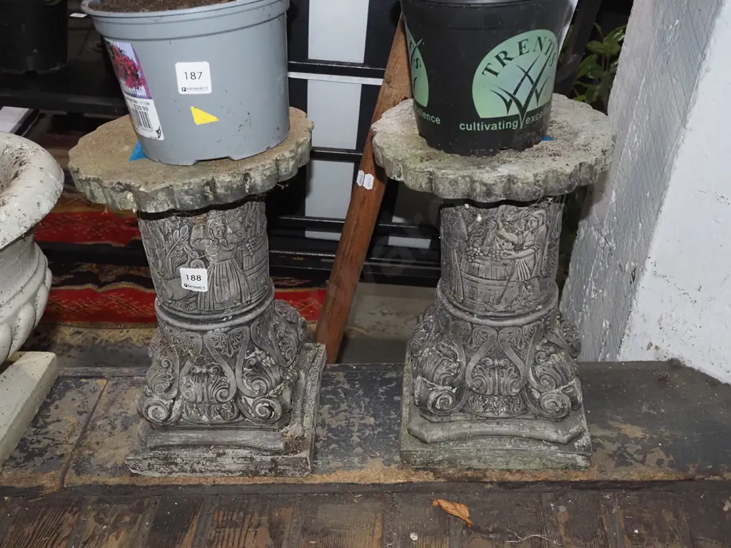 2x orante concrete plant stands H330 Image 1++
