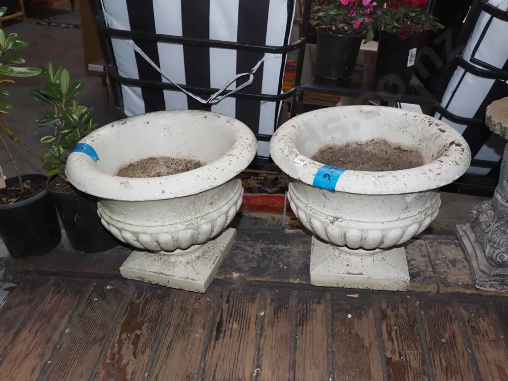 pair of concrete urns H-290 W-370 Image 1++