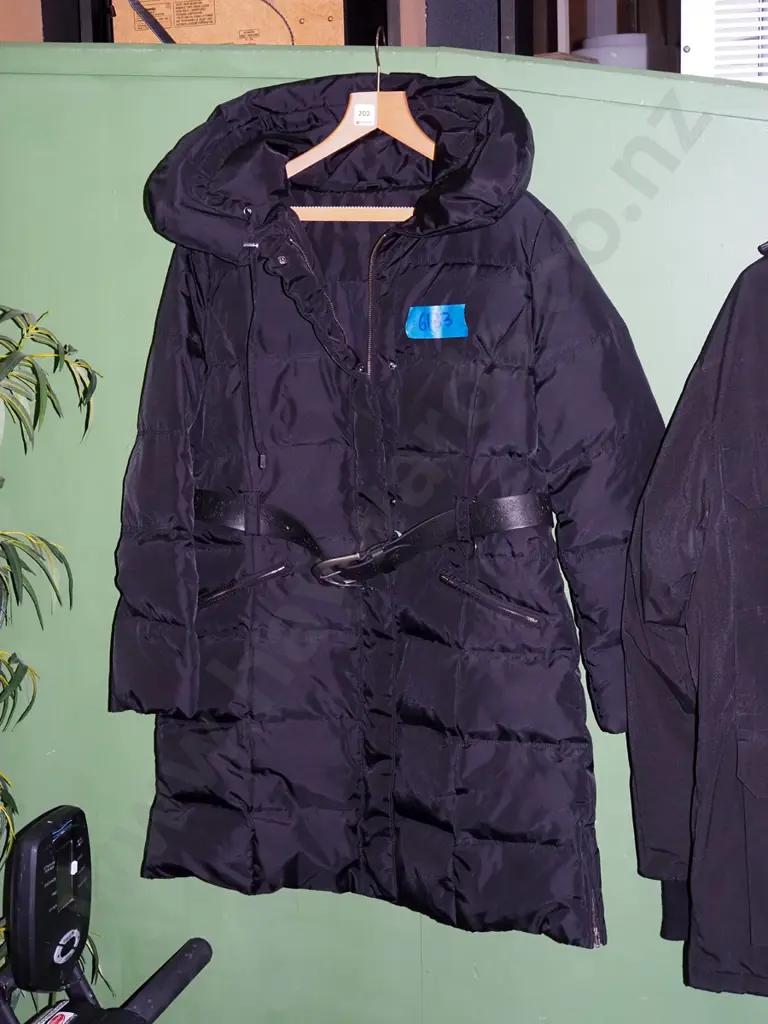 ladies puffer jacket with black leather belt - size Large Image 1++