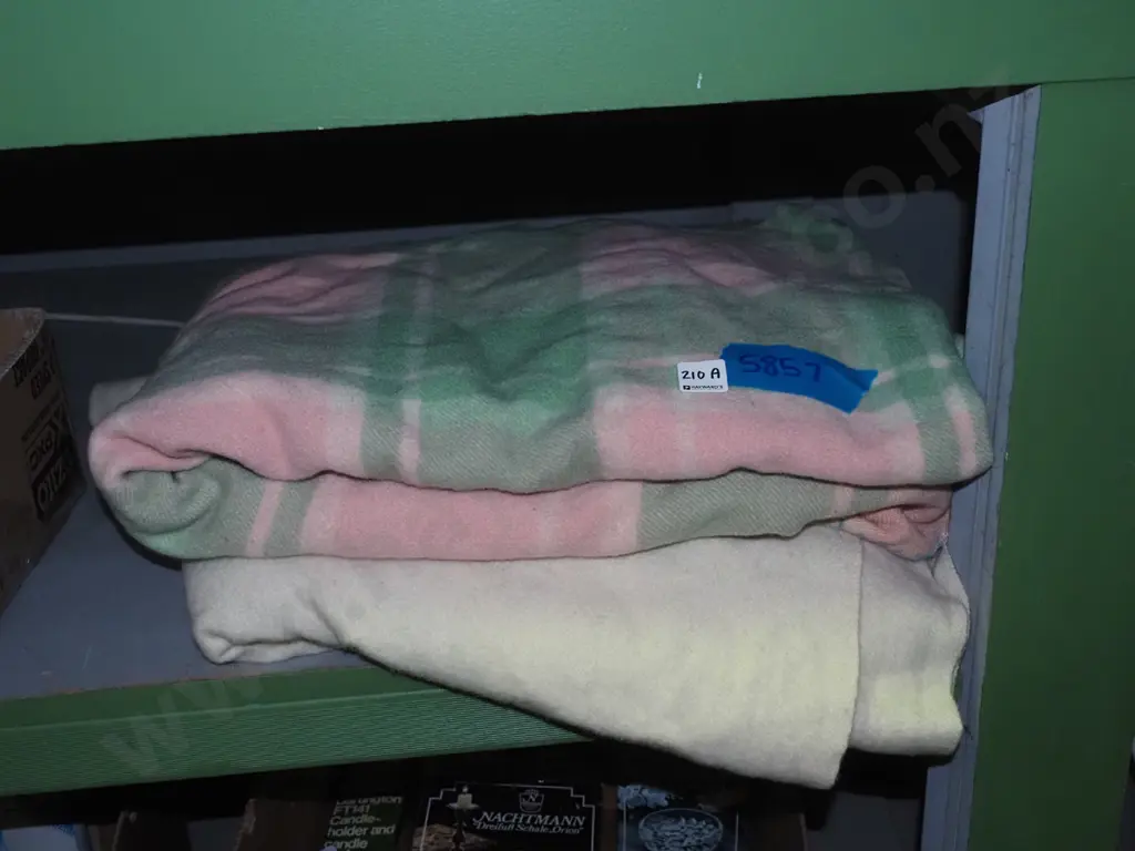 2x woollen blankets Image 1++