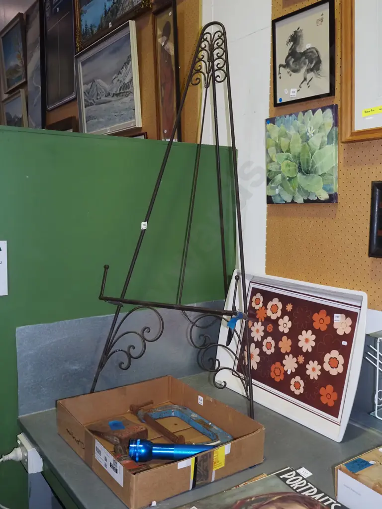 metal display easel H-1370 Image 1++