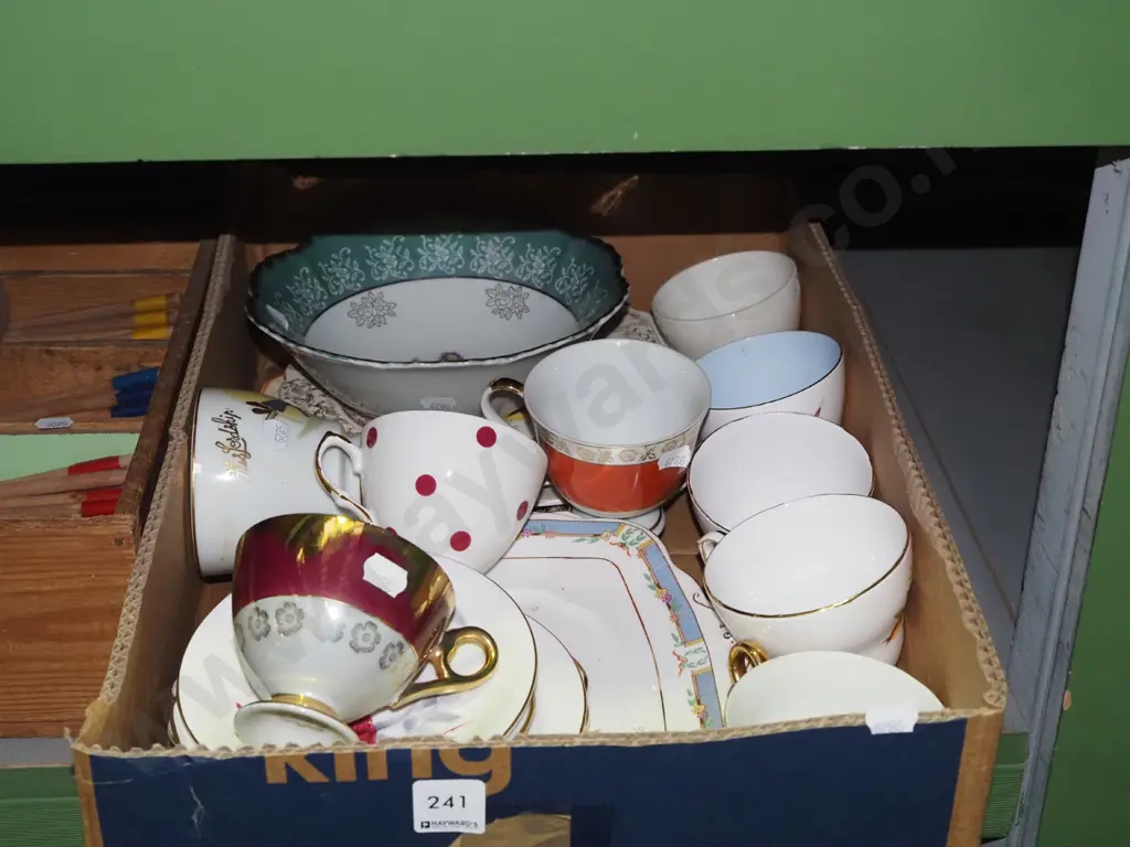 box; tea cups, plates, bowls Image 1++