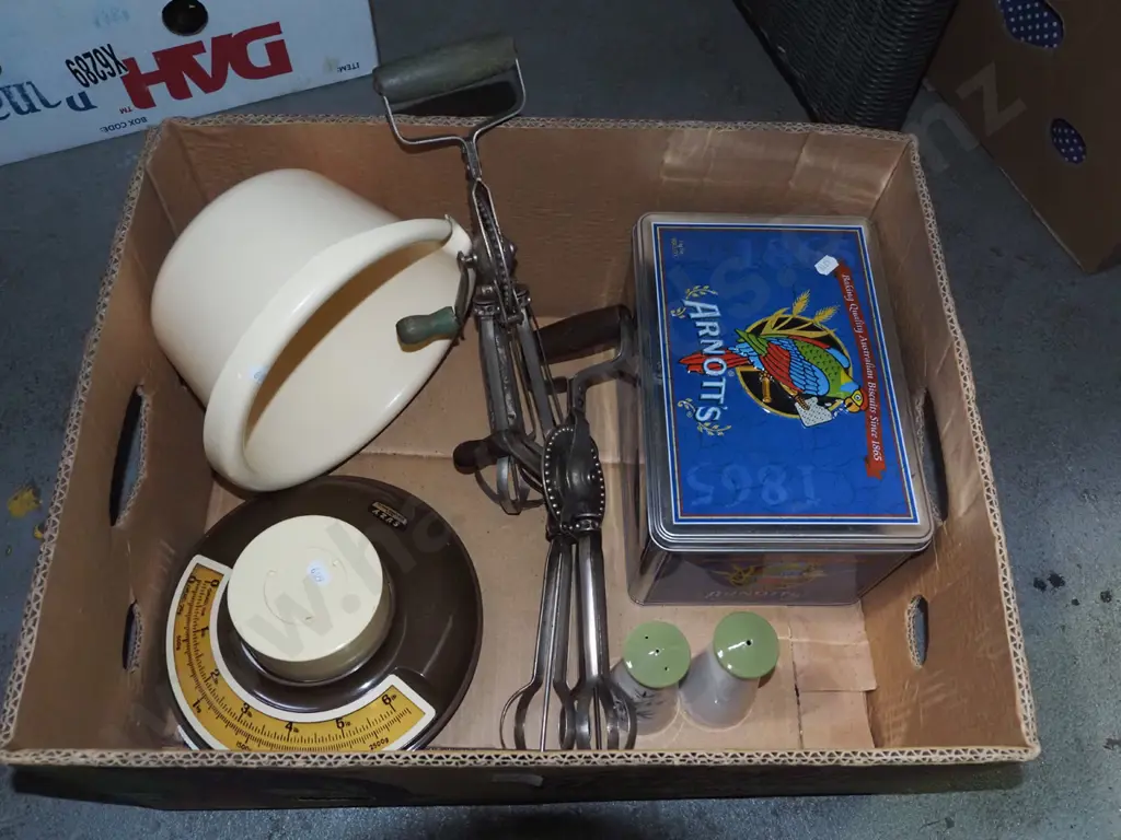 kitchen scales, egg beaters, salt and pepper Image 1++