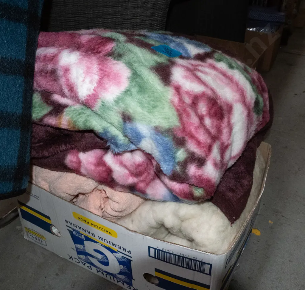 box; various throws, blankets Image 1++