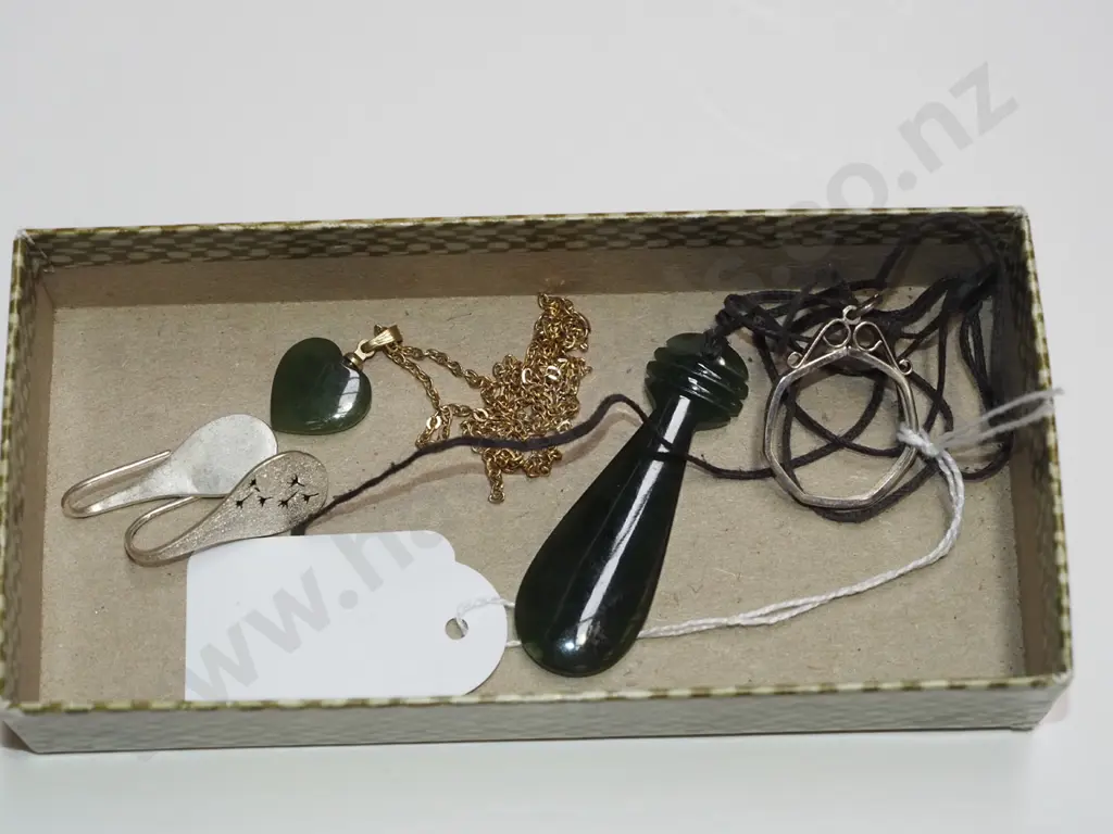 small tray of pendants, rings, earrings Image 1++