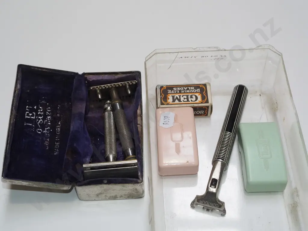 tray; razor blades, various heads, handles Image 1++