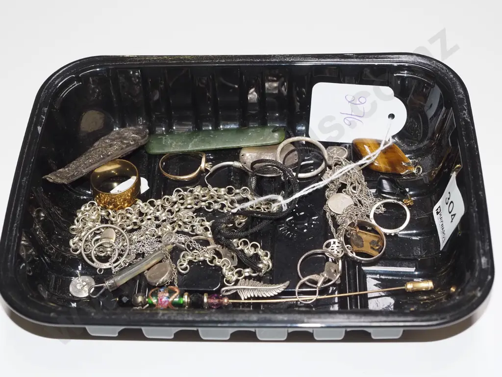 tray of costume jewellery; rings, necklaces, pendants etc Image 1++