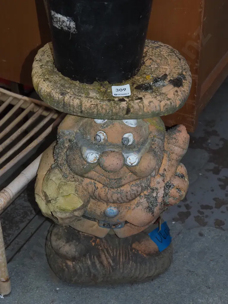 terracotta gnome plant stand - some damage H-410 Image 1++