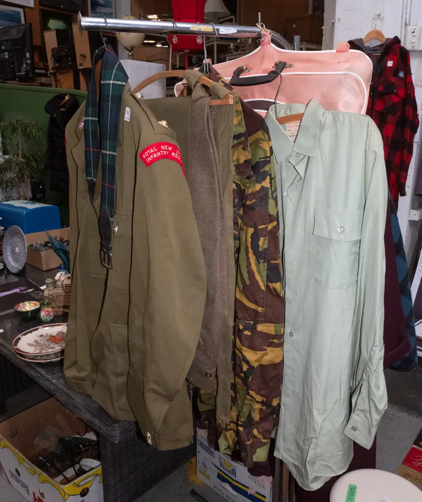 NZ military uniform with carry bag Image 1++