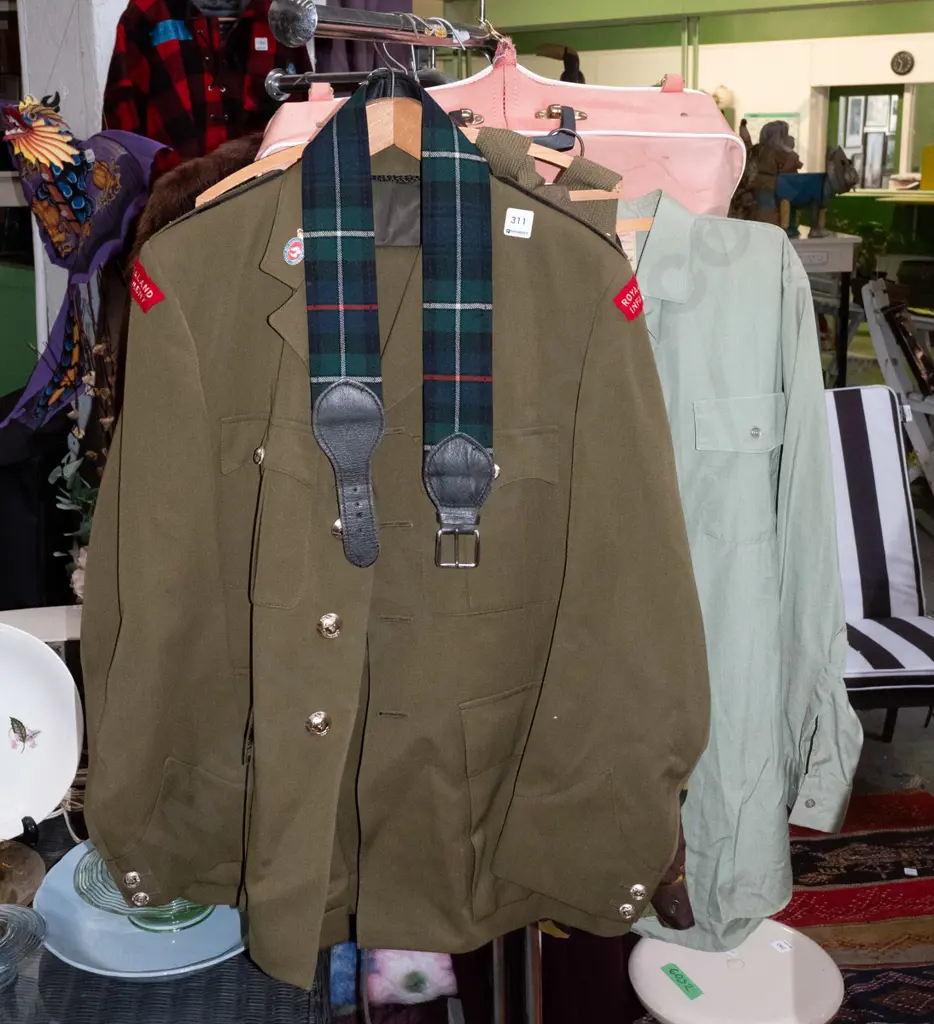 NZ military uniform with carry bag Image 1++