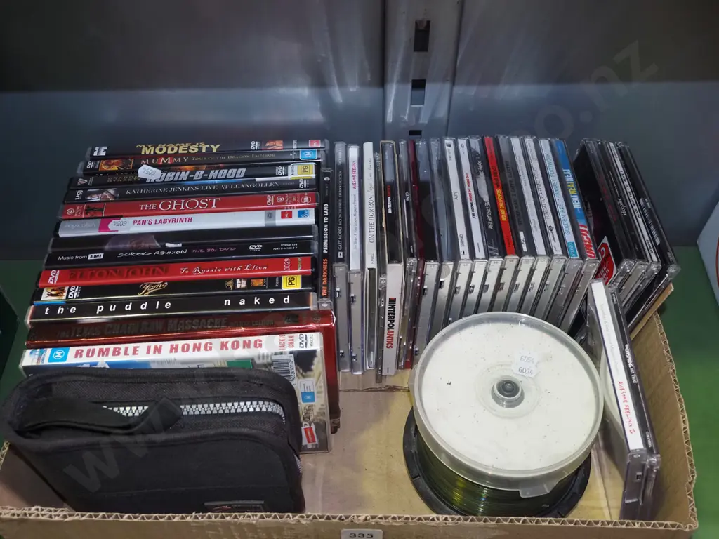 box; DVDs, CDs Image 1++