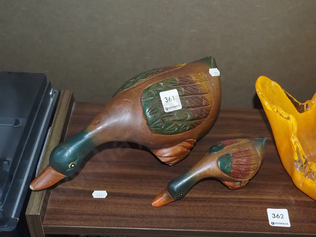 2x carved duck figurines Image 1++