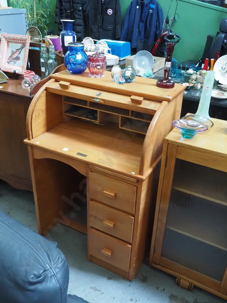 oak 3 drawer roll top desk - has been restored H-1050 W-740 D-540 Key in office Image 1++