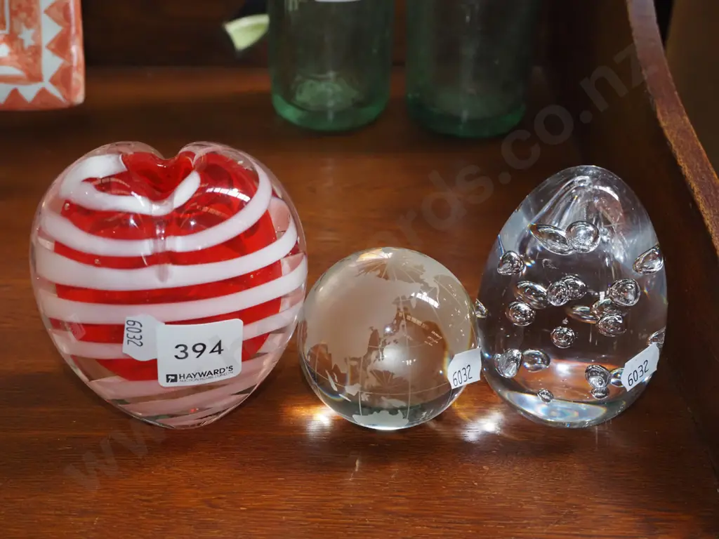 2x glass paperweights, small glass vase Image 1++