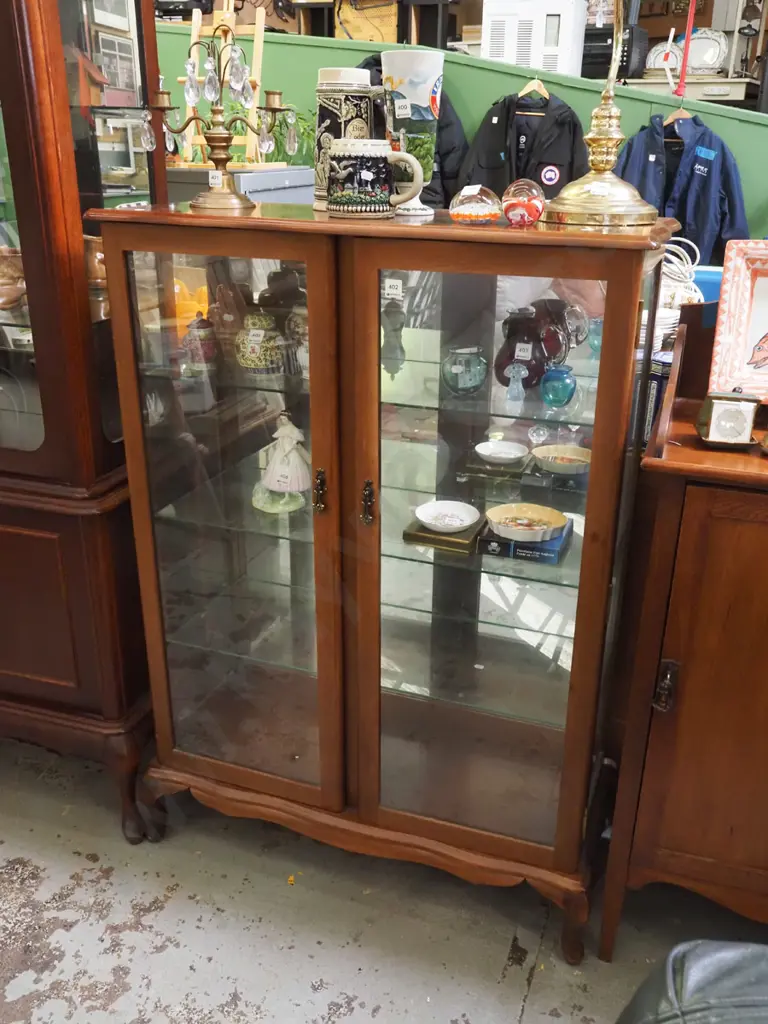 mahogany cab leg 2 door display cabinet H-1240 W-890 D-370 Image 1++