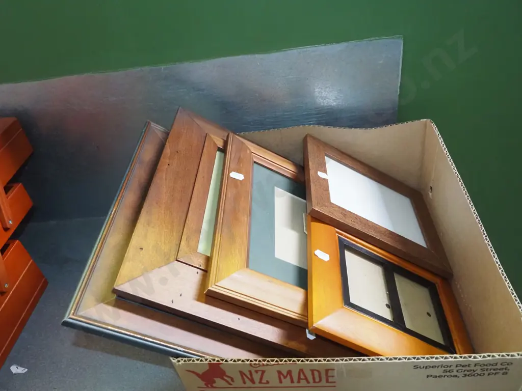 box of photo and picture frames Image 1++