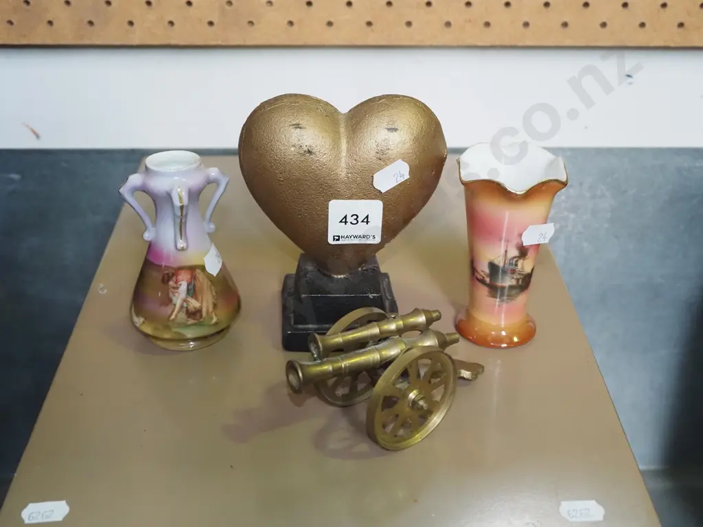 cast metal love heart H-130, small brass canon, 2x Bayreuth vases Image 1++