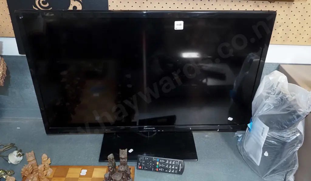Panasonic 32" flat screen TV with bag of additional items Image 1++
