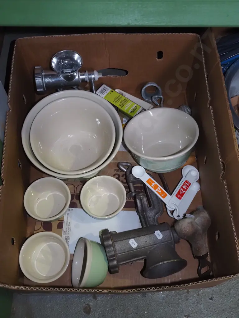 box; bowls, bench top mincers etc Image 1++