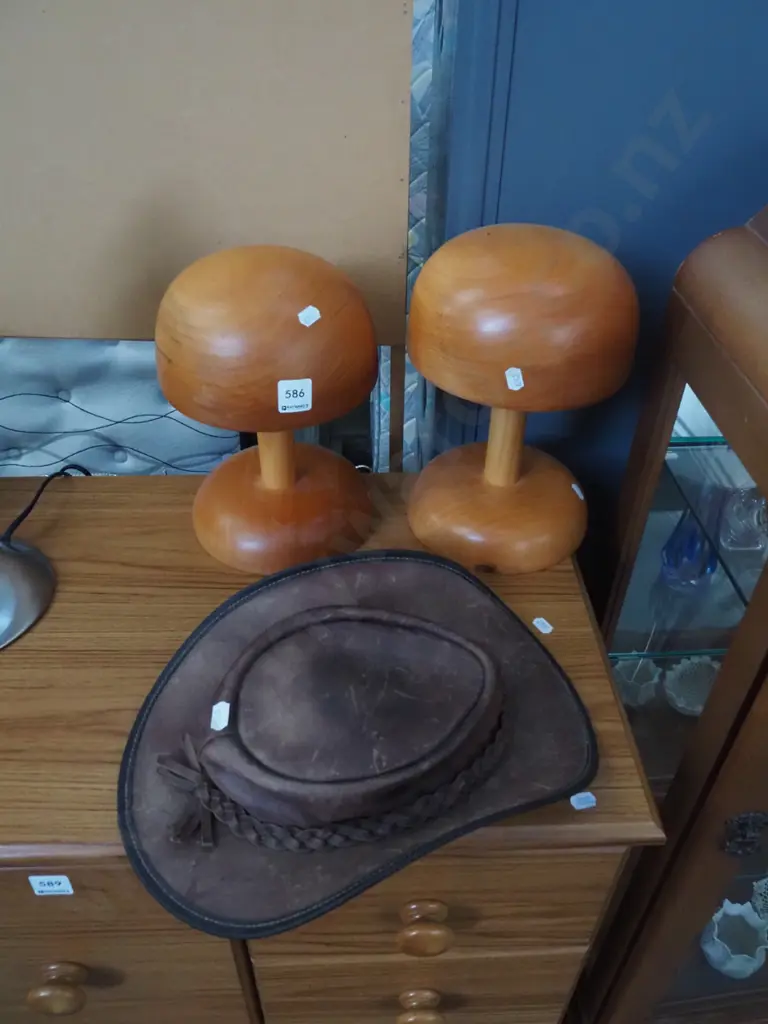 leather stockmens hat, 2x wooden hat stands Image 1++