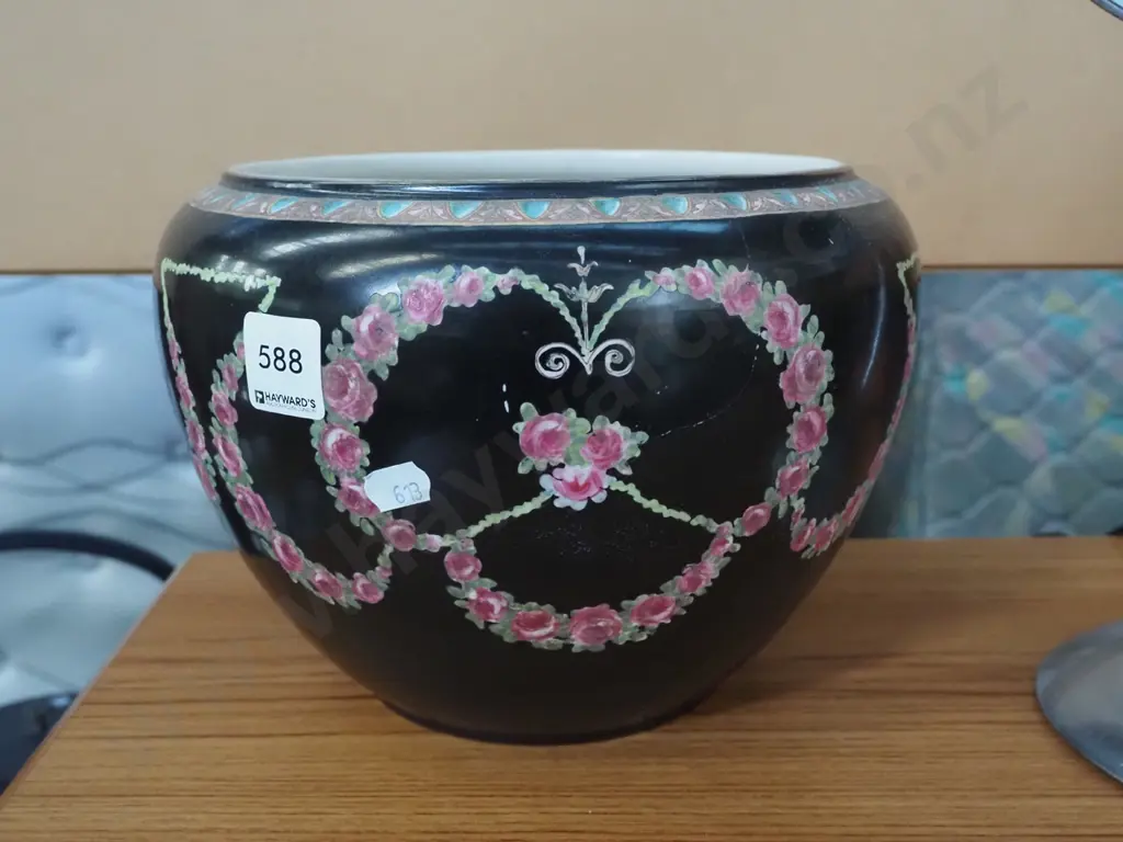 black and pink rose jardiniere - crack Image 1++