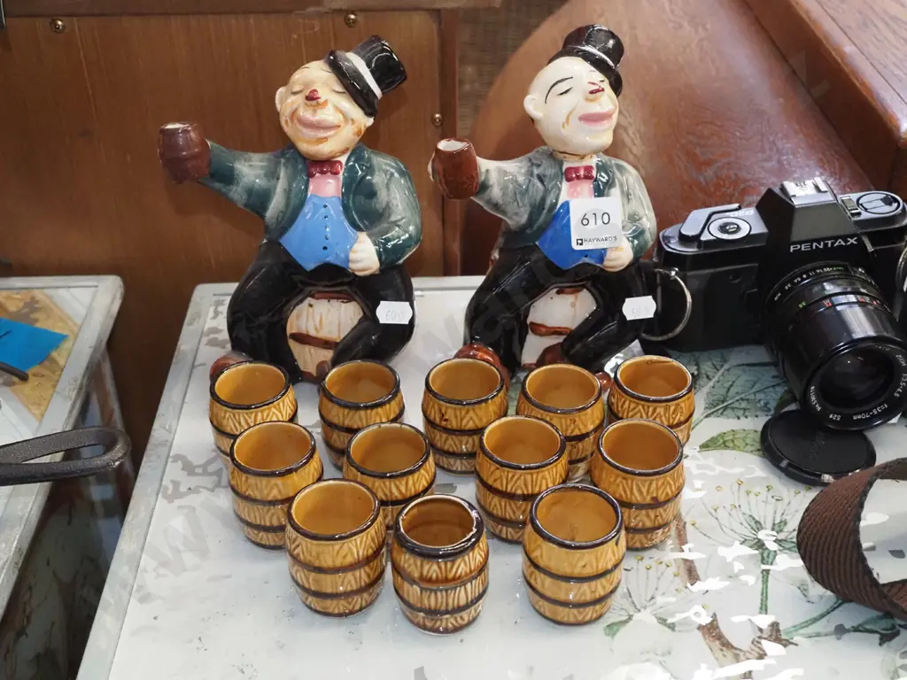 2x character decanters, 12x small barrel tumblers Image 1++
