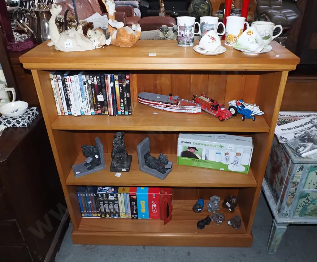 solid rimu bookcase H-1060 W-985 D-250 Image 1++