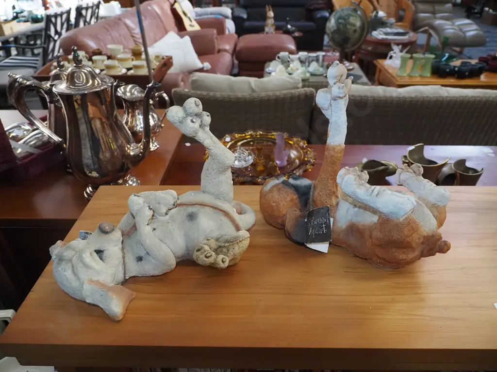 2x composite dog figurines Image 1++