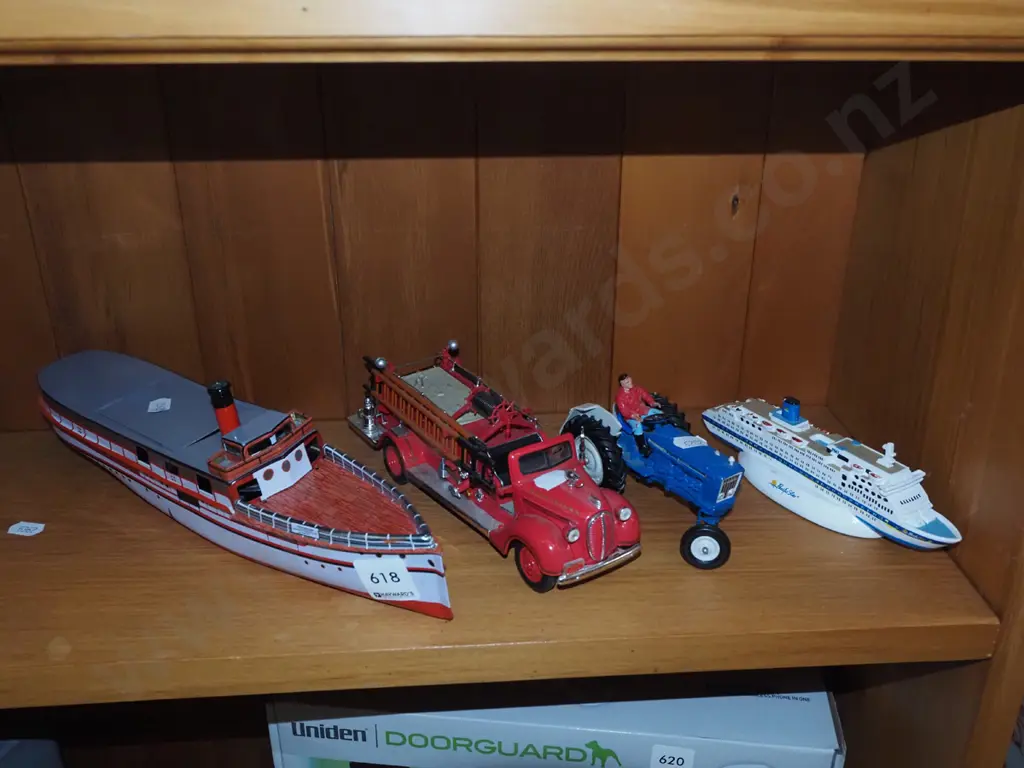model ships, fire engine, tractor Image 1++